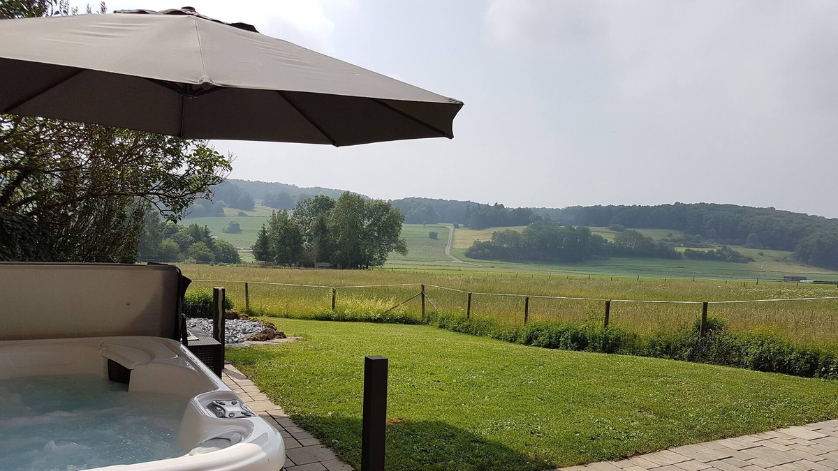 Fleringen Apartment | Outdoor whirlpool, sauna, steam shower / whirlpool, outskirts, Wi-Fi, completely fenced