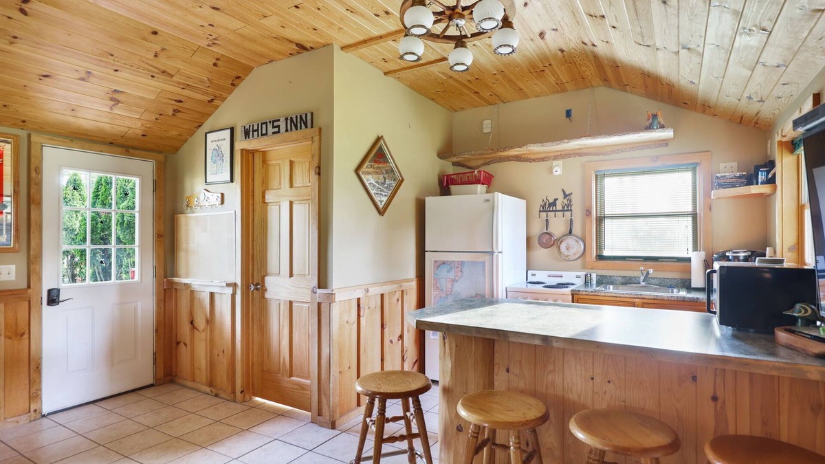 Gilford Cabin | Outdoorsman log cabin near the bay.