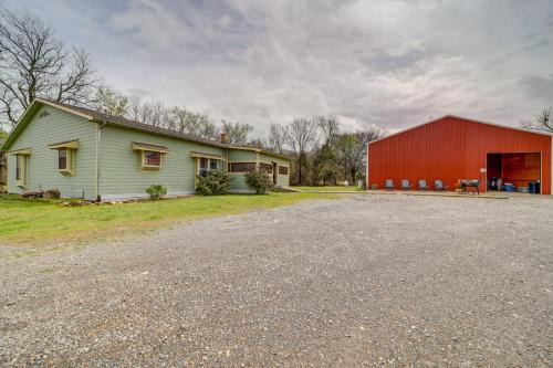 Daisy House | Outdoorsy Getaway Near Atoka Hunt, Fish and Relax!