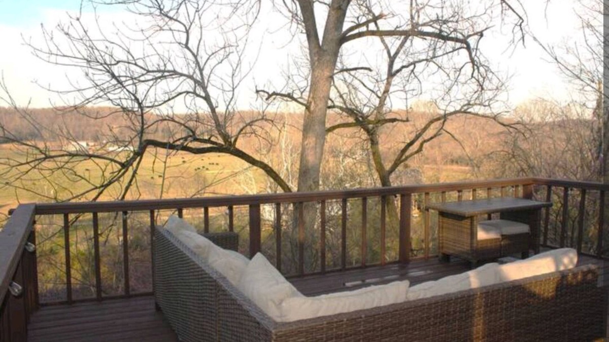Pocahontas Cabin | Outlook Point, bluff view,river side, swimming, fishing, and relaxation.