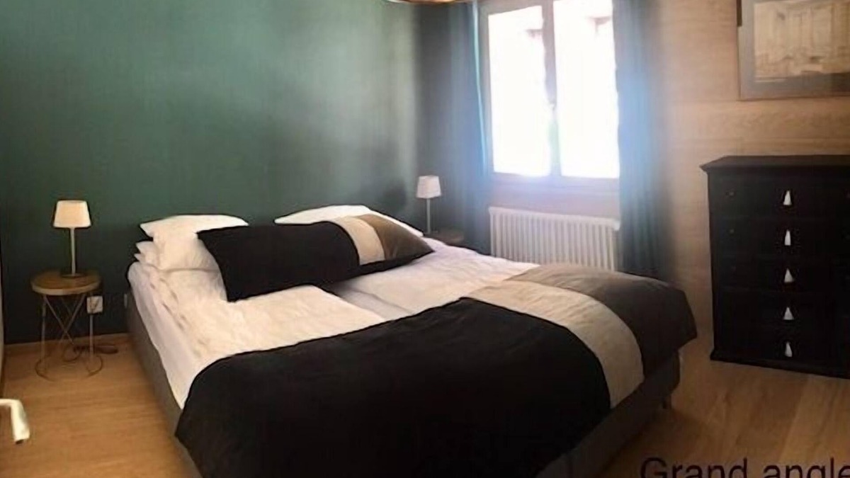 St. Luc Apartment | Outside : Beautiful flat refurbished - for 6 people - On the 3rd floor of a building - about 100m2 -