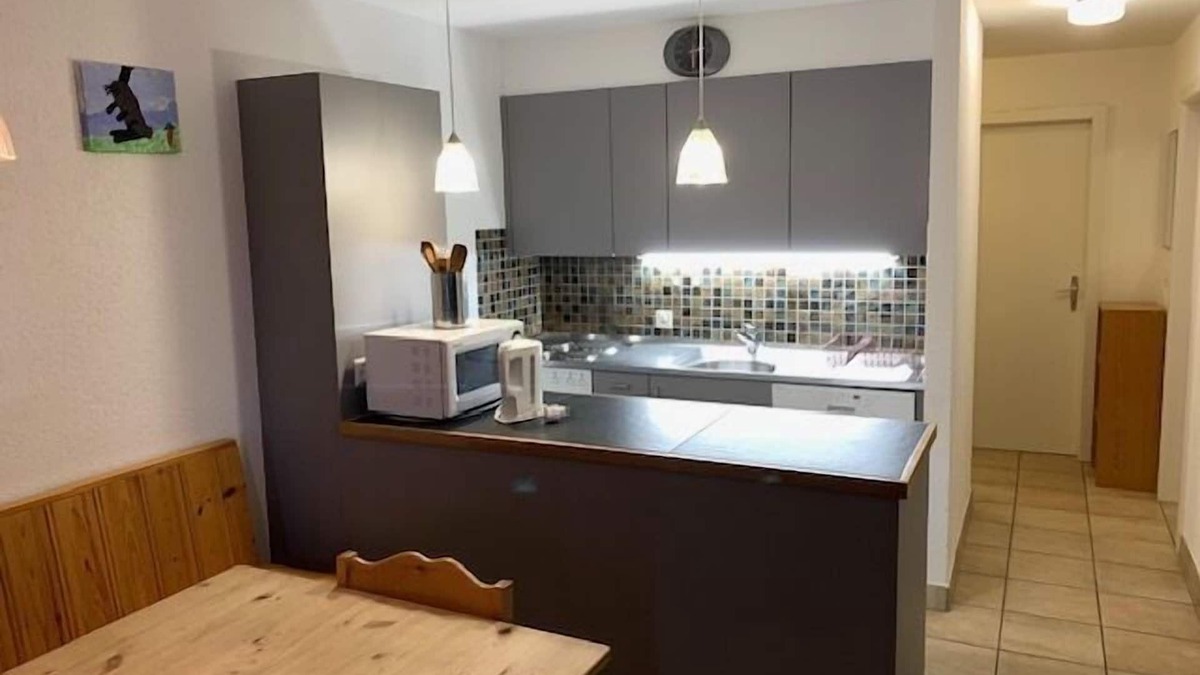 St. Luc Apartment | Outside : flat on the 1st floor of the apartment house with a large south terrace (85sqm), for 6 per