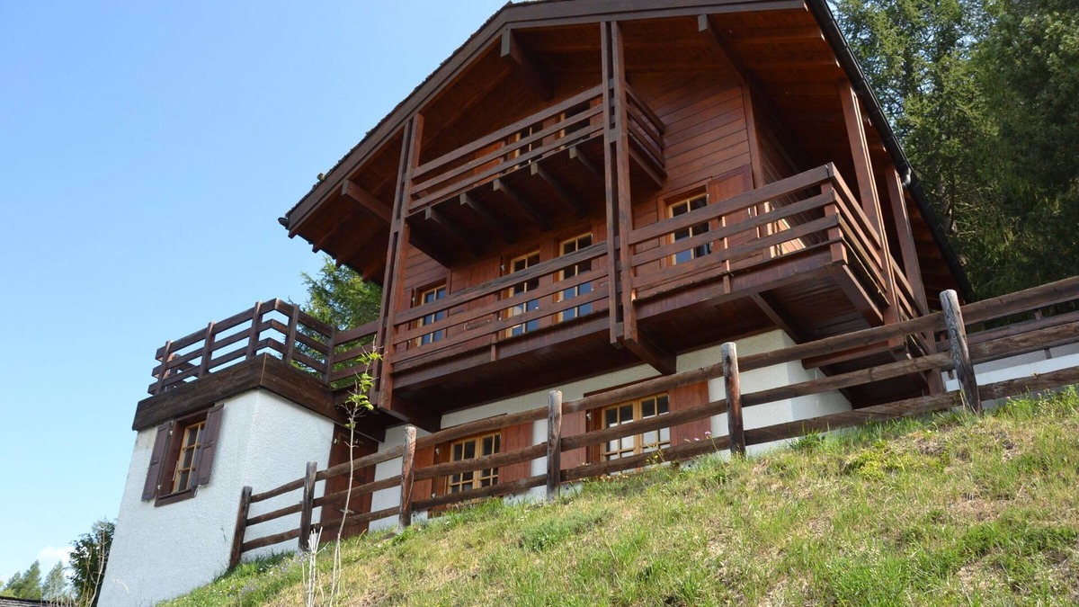 St. Luc Ski Chalet | Outside : spacious 3-storey chalet, for 10 person, nice panoramic view, terrace and balcony –Inside