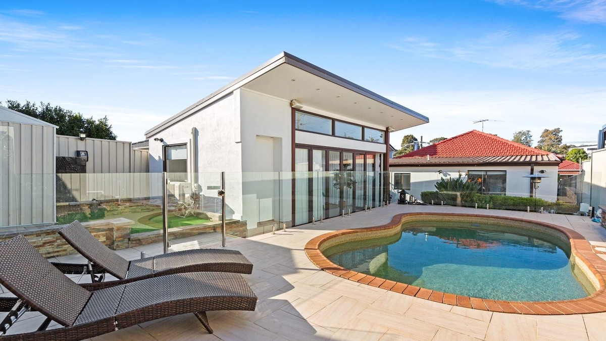 Bexley House | Outstanding 4-Bed Home with Garden, Pool & More
