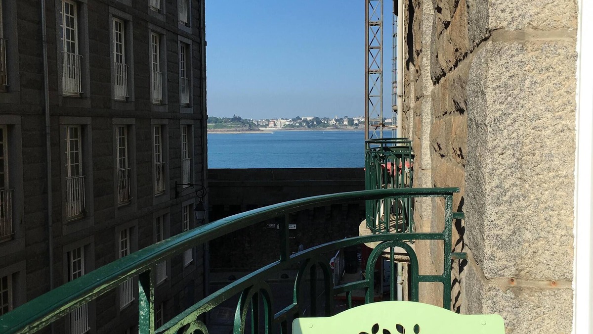 Intra Muros Apartment | Outstanding! Apartment with garage 20 m from the beach