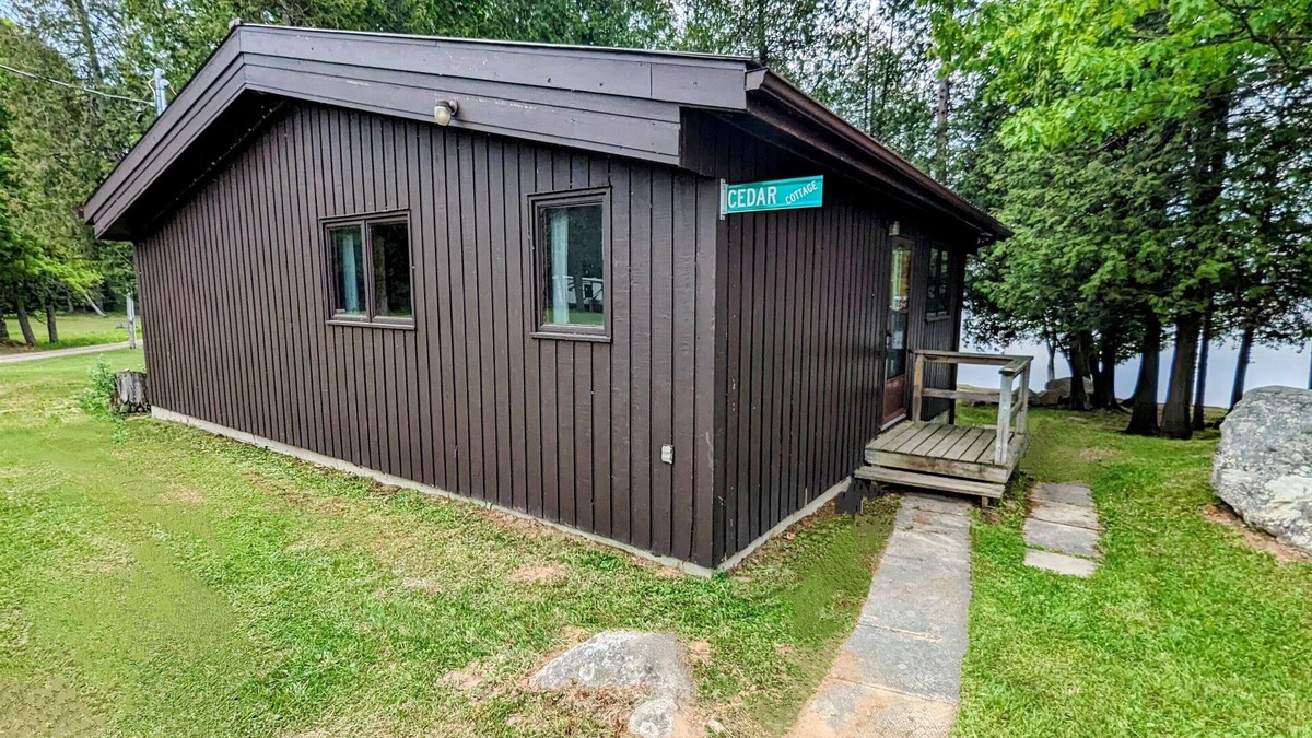 Nipissing Cottage | Outstanding, Beachfront Cottage on Wolfe Lake