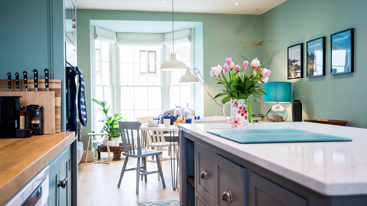 Laugharne Cottage | Outstanding Central House w/three Superking en suite bedrooms