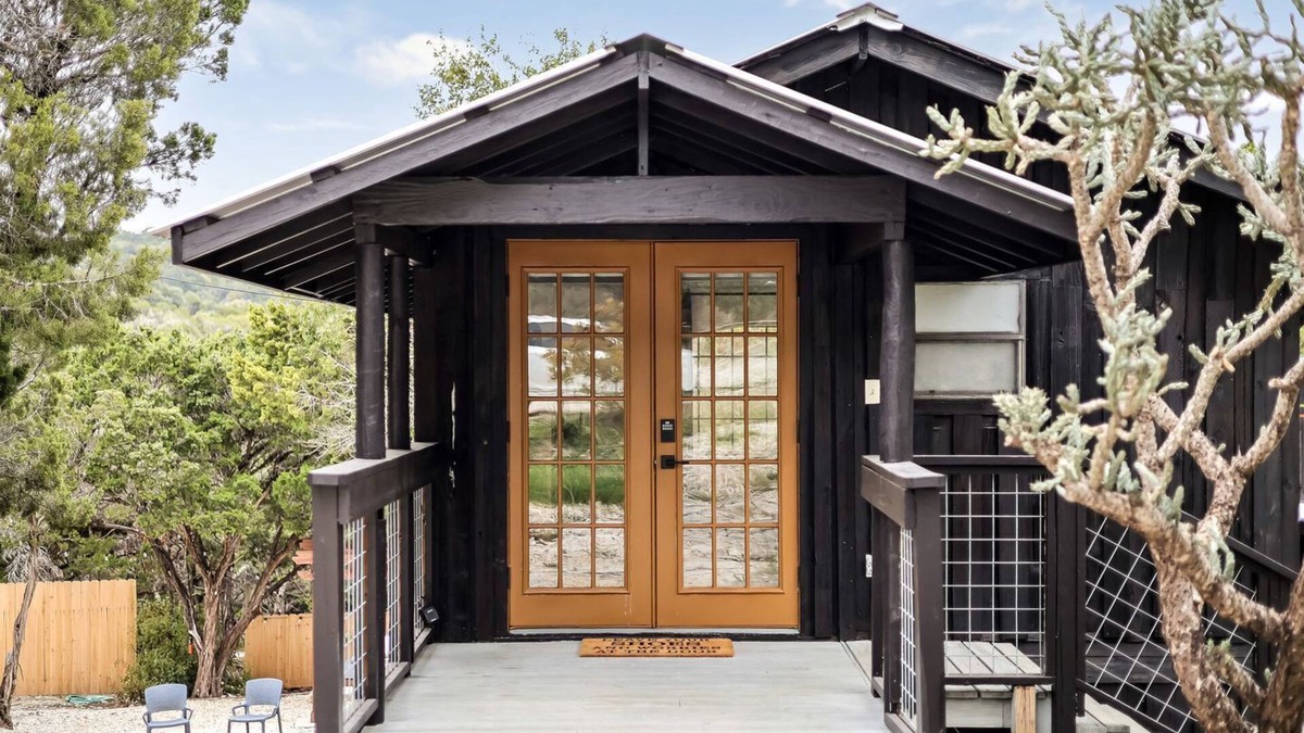 Leander Cabin | Outstanding Modern Cabin with Spectacular Outdoor and Indoor Areas in Texas