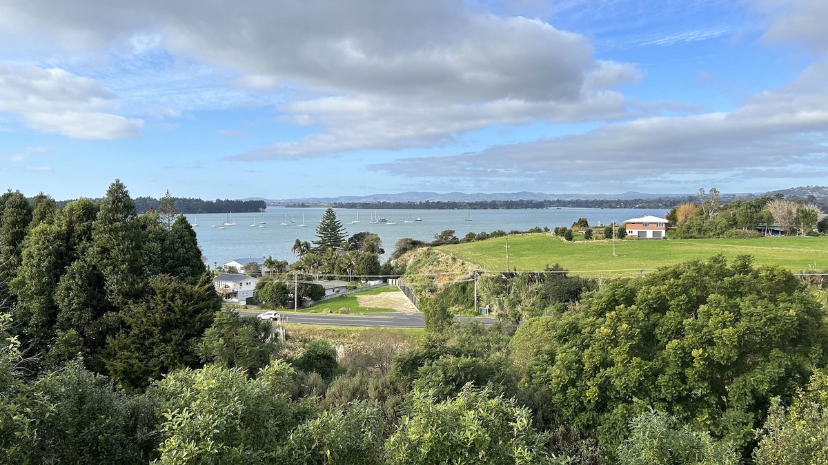 Omokoroa House | Outstanding view, walk to beach and shops.