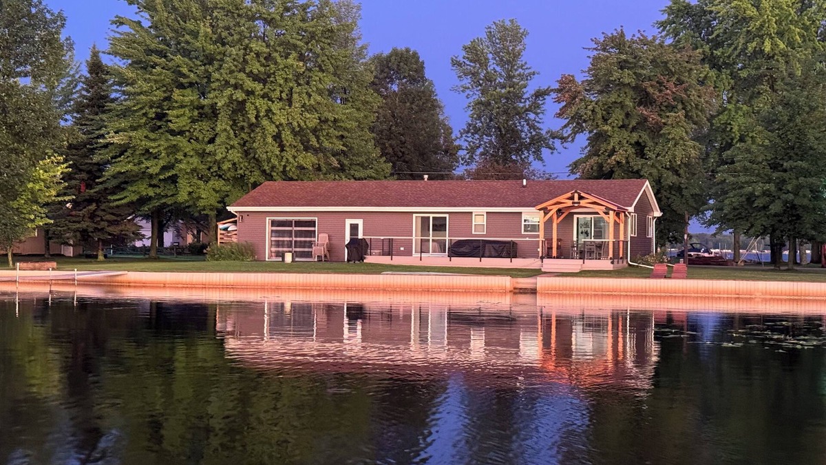 Shawano House | Over 200’ of lakefront all sand on Washington lake with a view of Shawano lake!