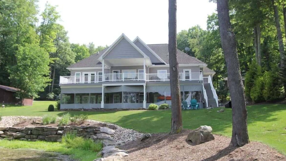 Treasure Lake House | Over 4800+ sqft. Lakefront Retreat-Sleeps 13