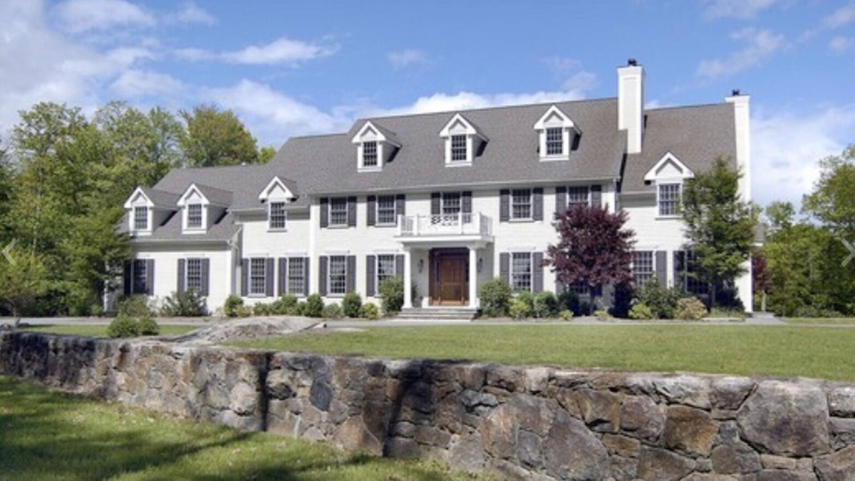 Lewisboro House | Over Sized Colonial on Private Road.