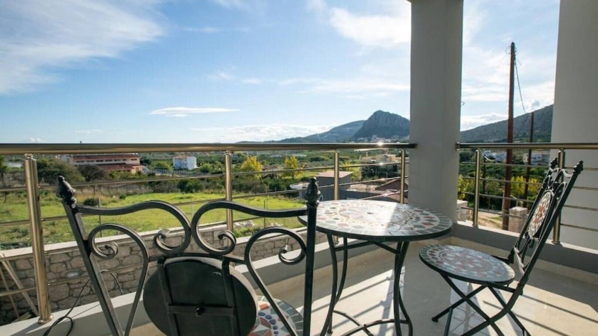 Lefkakia Condo | Over the horizon