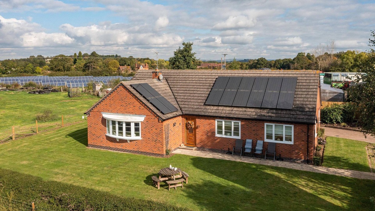 Droitwich Cottage | OVERBROOK, pet friendly, with open fire in Droitwich Spa