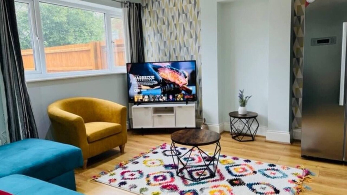 Northfield House | Overbury Lodge, Birmingham with Free Parking