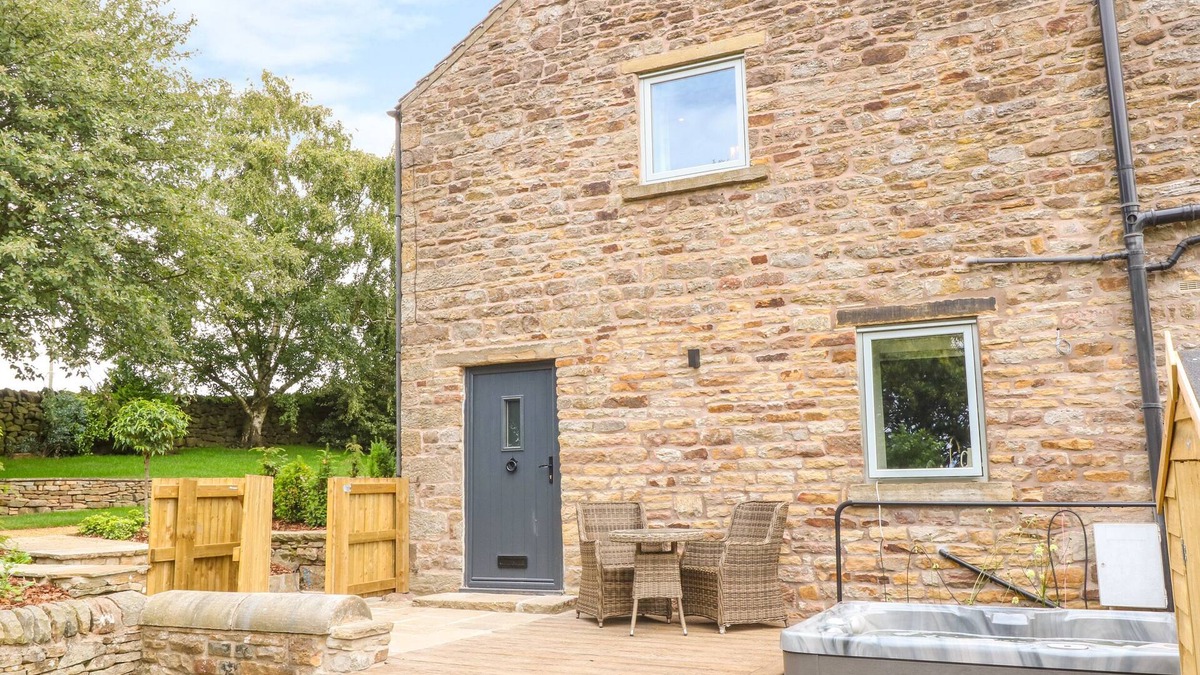Little Hayfield Cottage | OVERLEA BARN, romantic, luxury holiday cottage in Hayfield