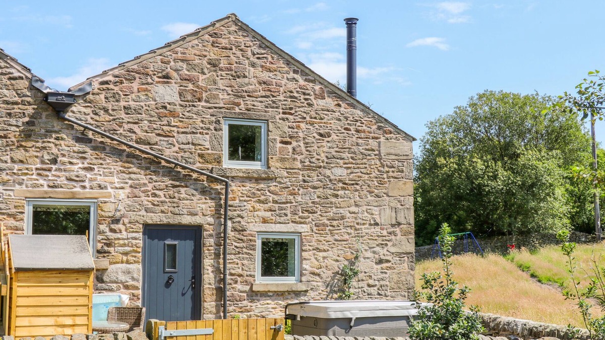 Little Hayfield Cottage | OVERLEA COWSHED, romantic, character holiday cottage in Hayfield