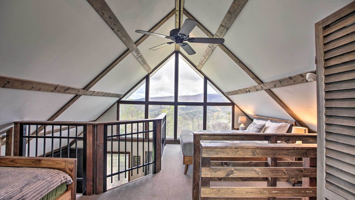 Elkton Cabin | 'Overlook Loft:’ Deck & Panoramic Shenandoah Views