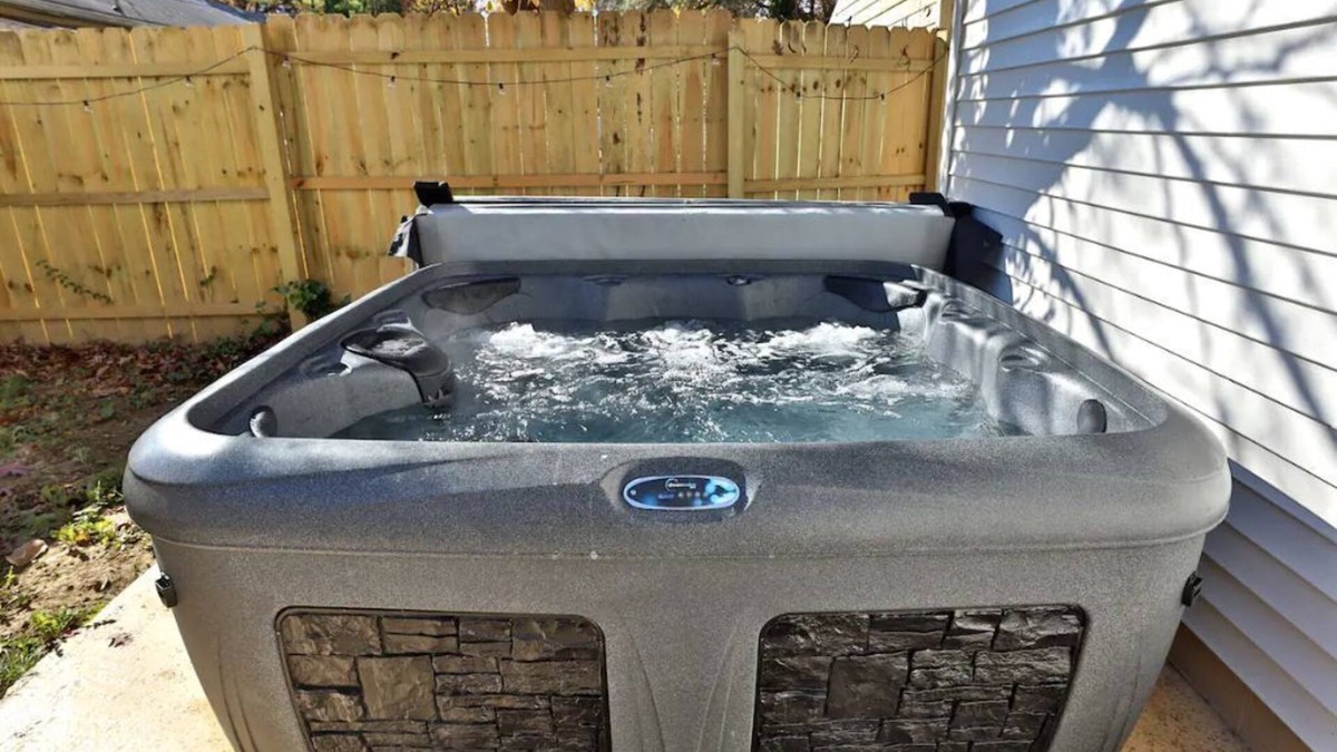 Clintonville House | Overlook Ranch Home with Hot Tub and King Bed