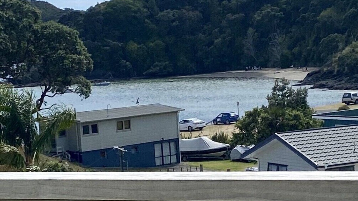 Tutukaka House | Overlooking beautiful Tutukaka Harbour. Only 100m from Pacific Bay beach