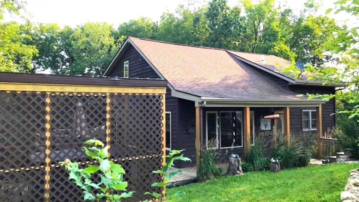 Eagle Mountain Cabin | Overlooking Mississippi River with year 'round outdoor hot tub - Woodview Lodge