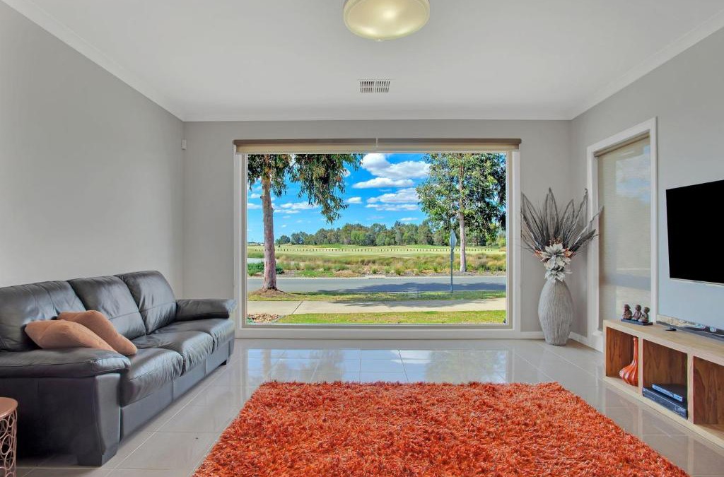 Yarrawonga House | Overlooking the Black Bull Golf Course