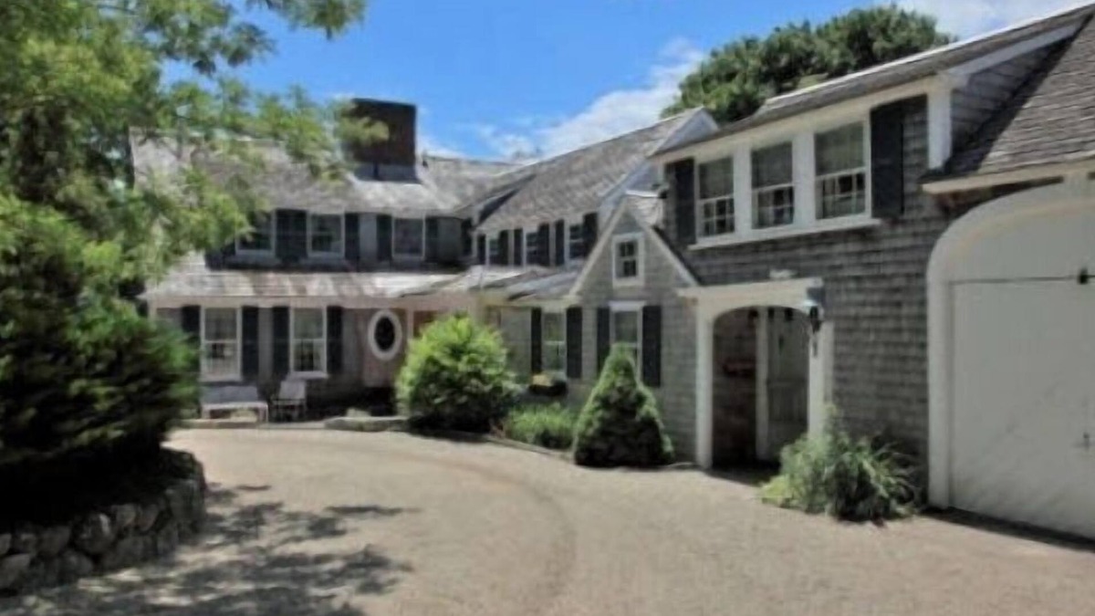 Harwich Port House | Overlooking Wychmere Harbor, 400 steps to beach, town & Nantucket ferry.n