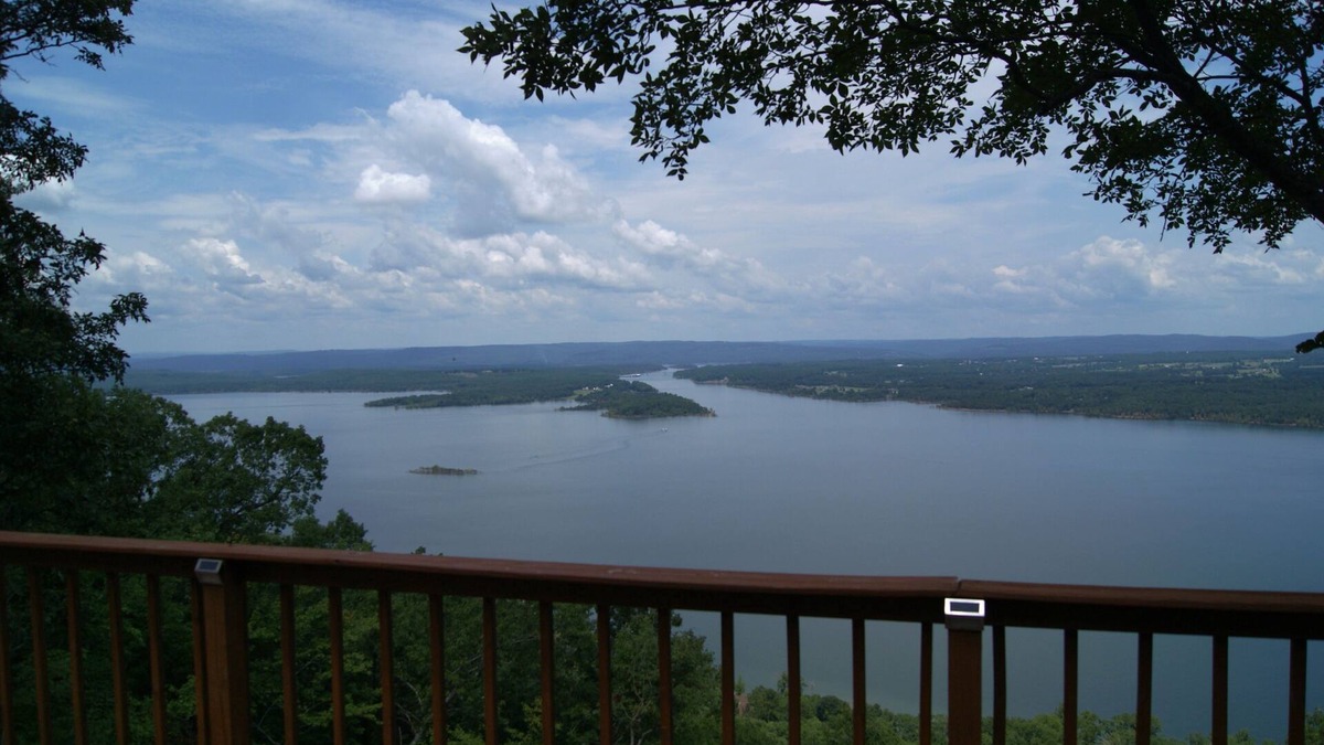 Quitman House | Overlooks Greer's Ferry Lake, 40,500 acres of clean, river-fed, deep water.