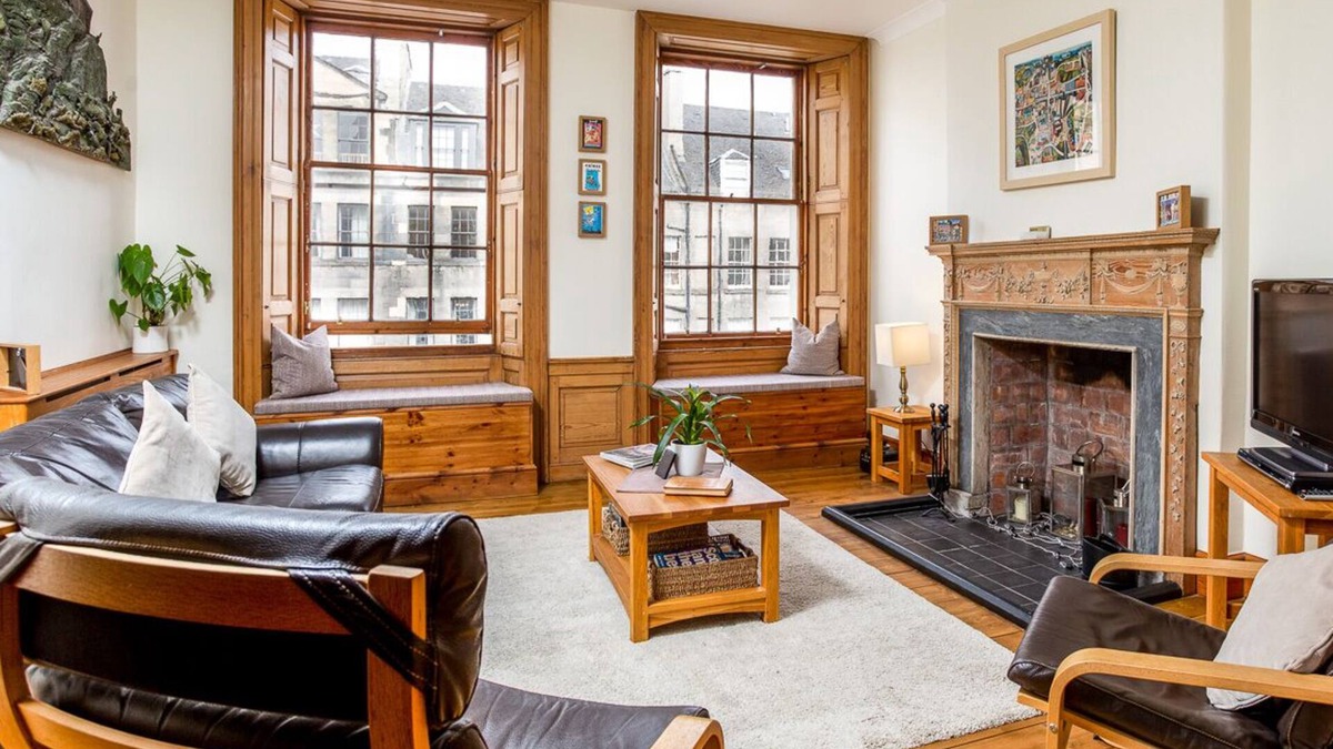 Old Town Apartment | Overlooks historic Royal Mile , 166 High Street, Old Town. City Centre