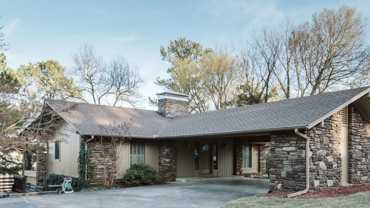 Fayetteville House | Overlooks Stadium! Sleeps 10-12. BBBQ, Graduation, Razorback games!