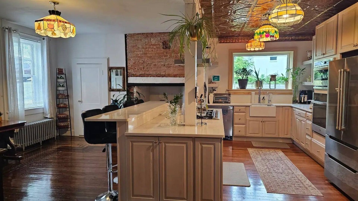 Bangor House | Oversized, Antique Style, near Shawnee skiing and Minsi lake