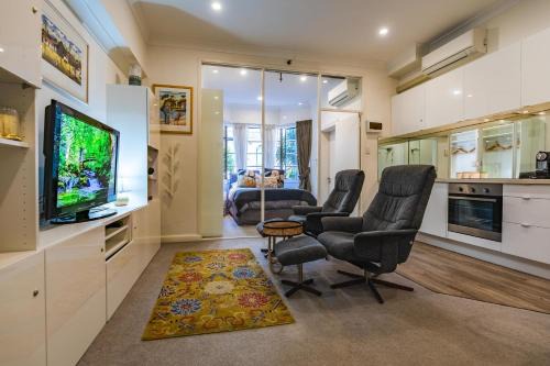 Kings Cross Apartment | Oversized Potts Point Studio