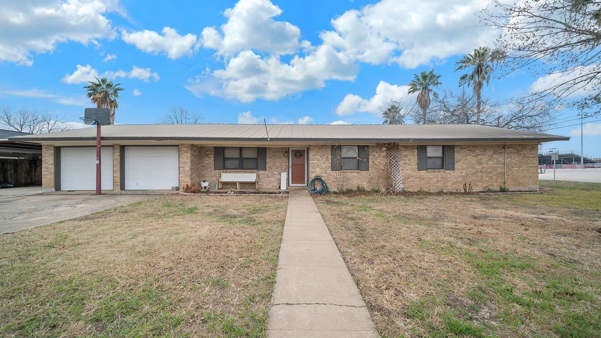 Jourdanton House | Oversized Space In Desirable Neighborhood.