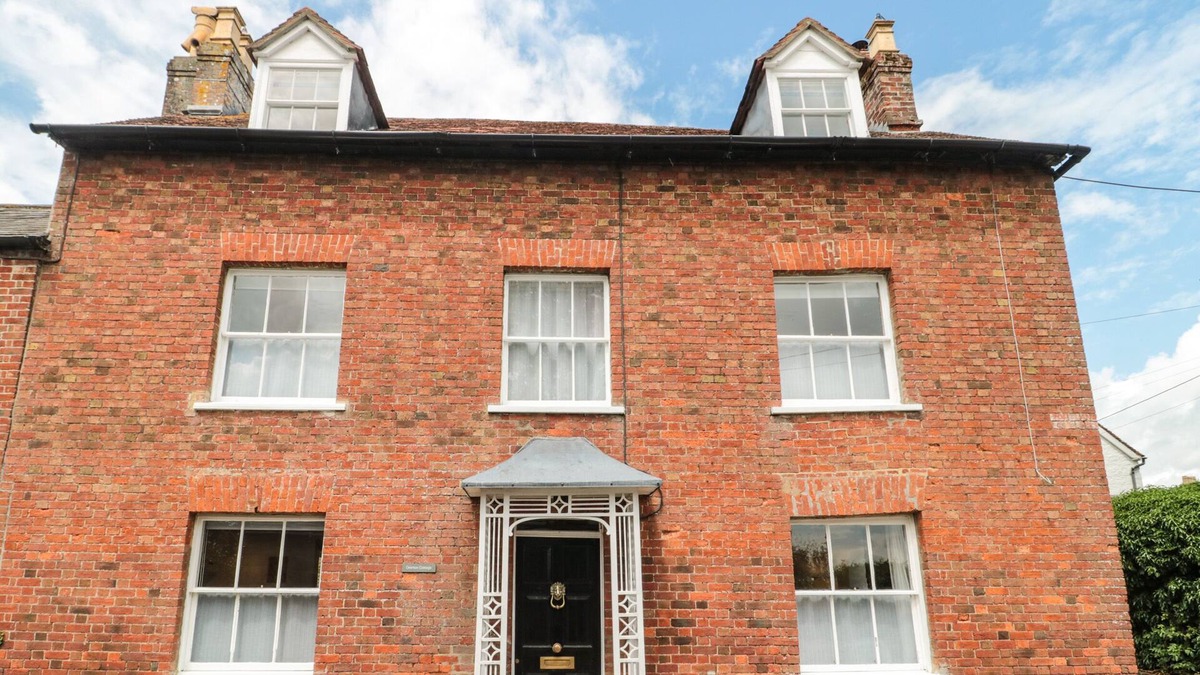 Sturminster Newton Cottage | OVERTON COTTAGE, pet friendly, with open fire in Sturminster Newton