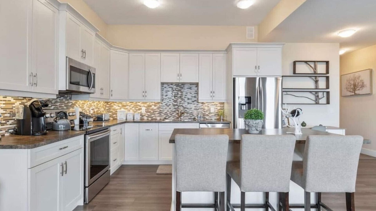 Foothills Apartment | OWAV - Lower · Oh What A View! Lower Suite - Sleeps 6