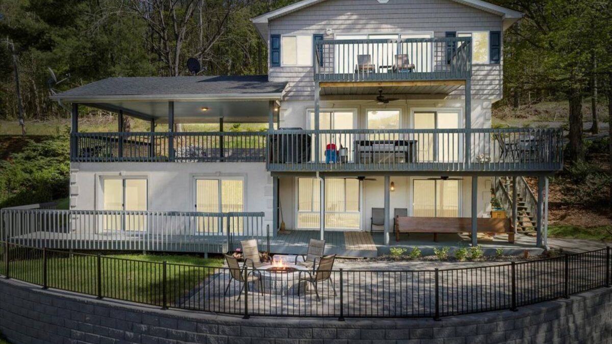 Ingles House | Owens Oasis, lake front, fire pit, two decks.
