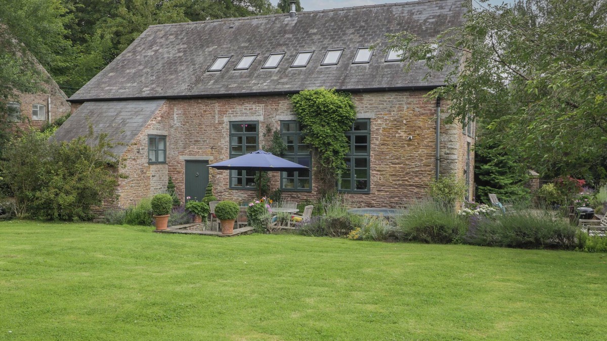 Little Cowarne Cottage | OWL BARN, family friendly, luxury holiday cottage in Leominster