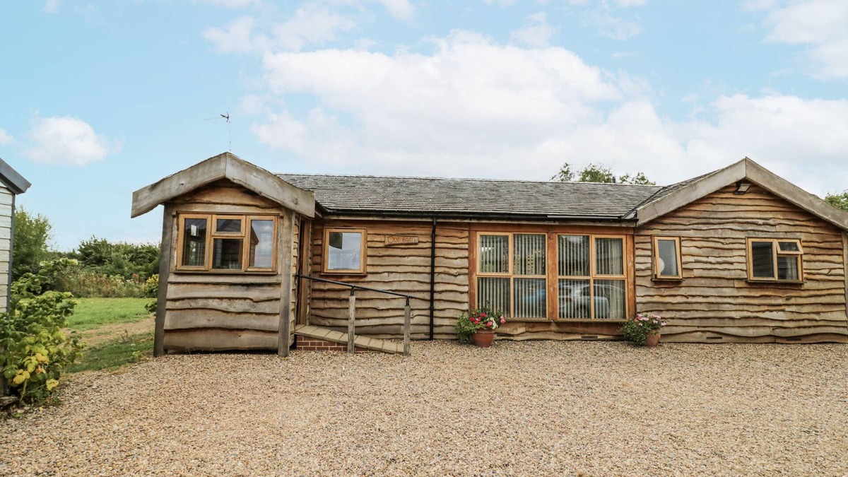 Priors Marston Cottage | OWL BARN, pet friendly, character holiday cottage in Farnborough