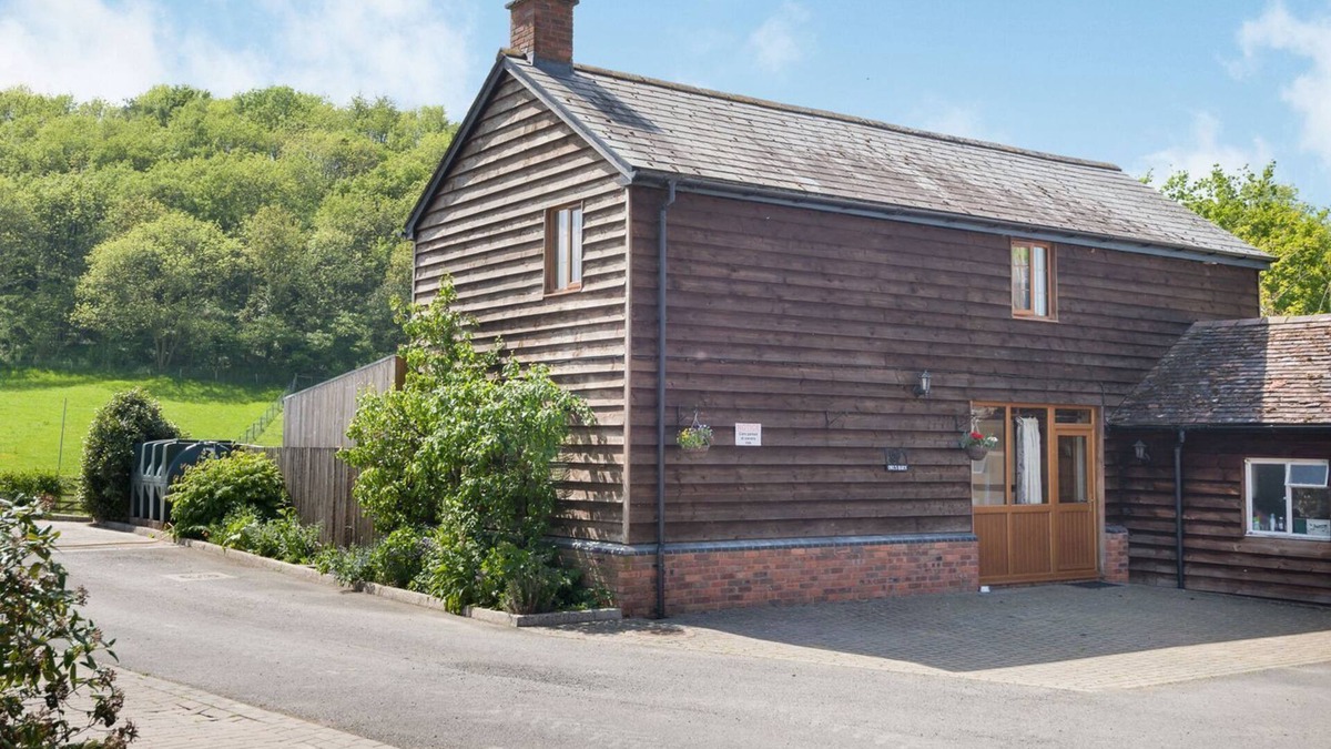 Woolhope Cottage | OWL BARN, pet friendly, with hot tub in Woolhope