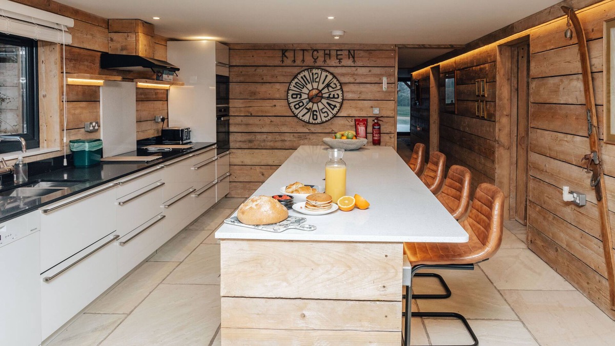 Cuddesdon House | Owl Barn - Ski Chalet Style