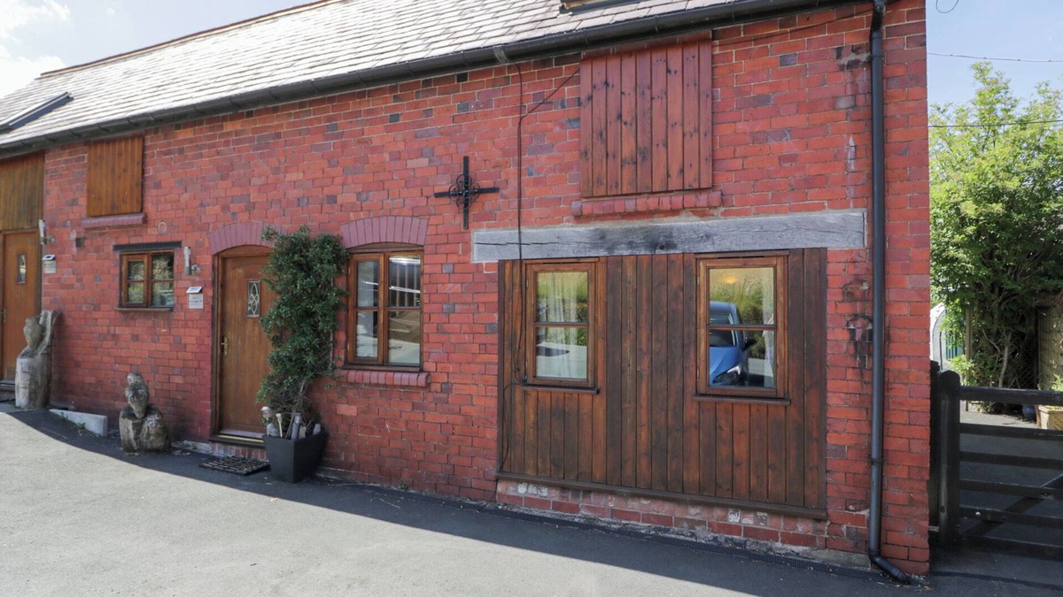 Llangollen Cottage | OWL COTTAGE, pet friendly, character holiday cottage in Llangollen