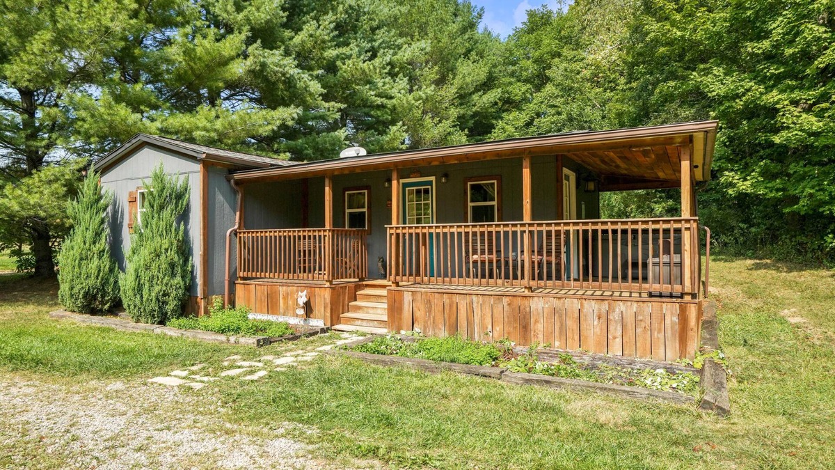 Logan Cabin | Owl Creek on 54 ac, pond, hot tub, fire ring,grill