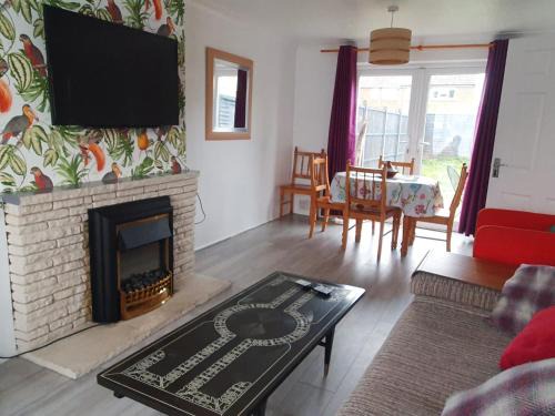 Bicester Apartment | Owl Haven: Comfortable central 3 bedroom house, with an enclosed garden.