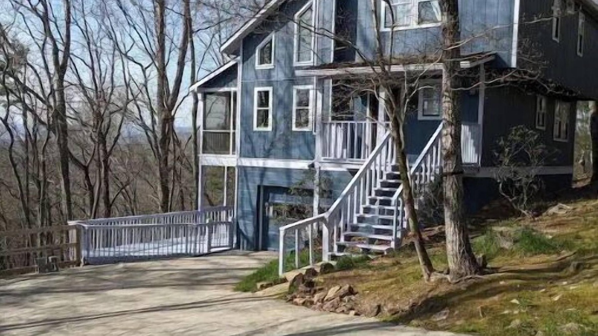 Clarkesville House | Owl Landing Treehouse retreat with firepit. 12 minutes to Helen & Clarkesville!