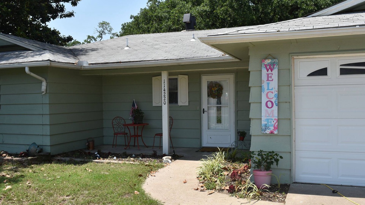 Checotah House | OWL LITTLE LAKE NEST A Great Water Front Lake Home