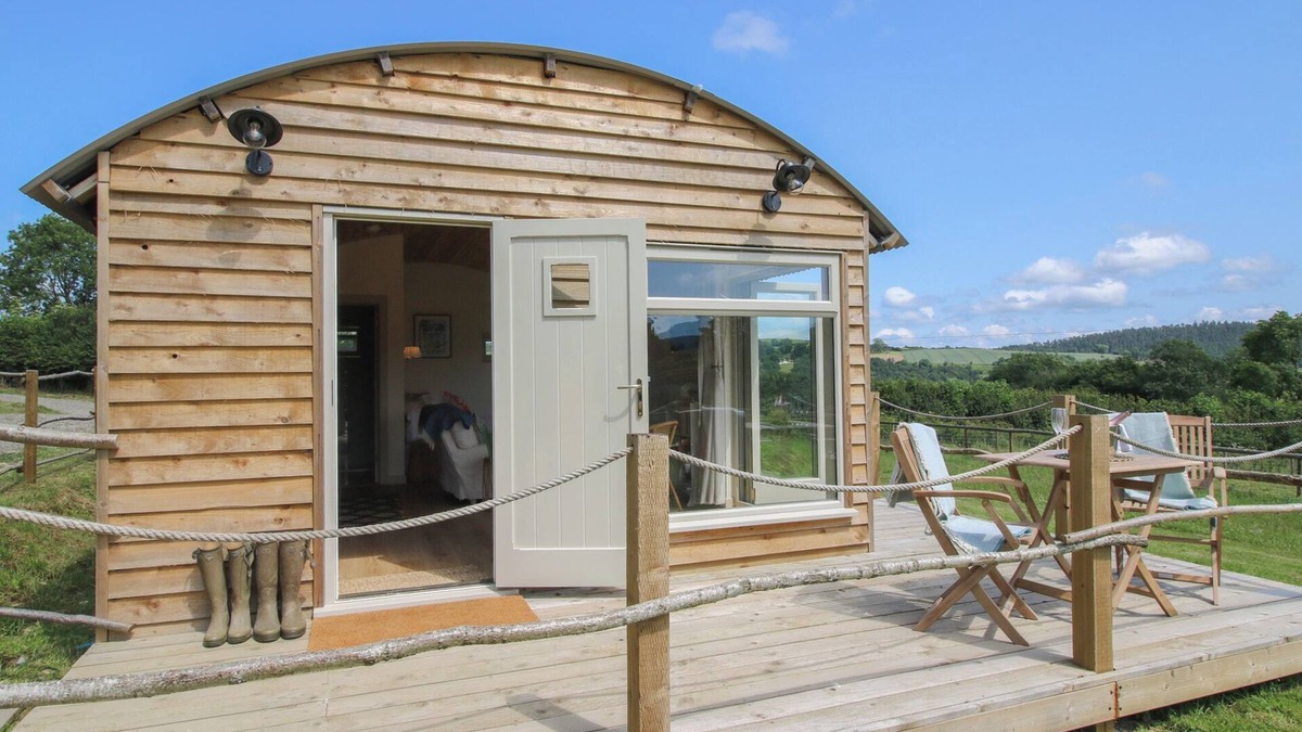 Hopton Castle Cottage | OWL'S HOLLOW, romantic, with open fire in Clun
