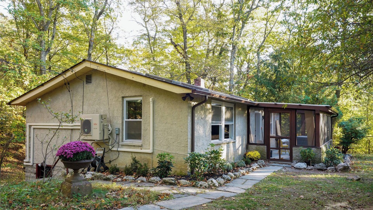 Town of Marlborough House | Owl's Nest: A Pet-Friendly Nature Lover's Getaway near Wineries & Hiking Trails