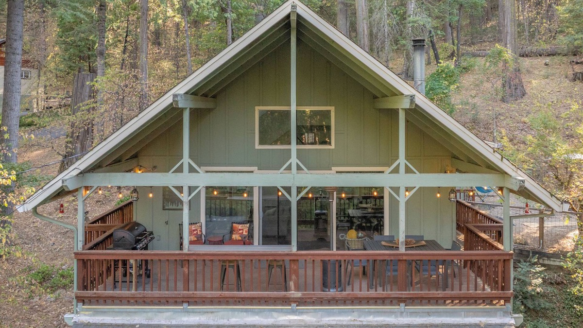 Altaville Cabin | Owl's Nest - Walking Distance to Lake, Hot Tub, Pet Friendly w/New AC