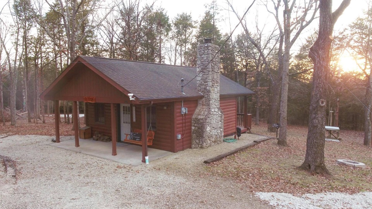 Pittsburg Cabin | Owls Nest cabin with hot tub near Pomme de Terre lake!