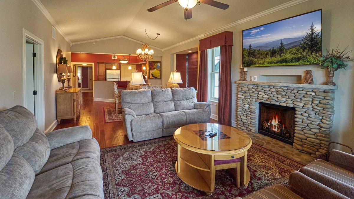 Pigeon Forge Condo | Owner Managed Penthouse 4BD/4BTH Top Floor DISCOUNTS FOR STAYS OF 7 NTS OR MORE